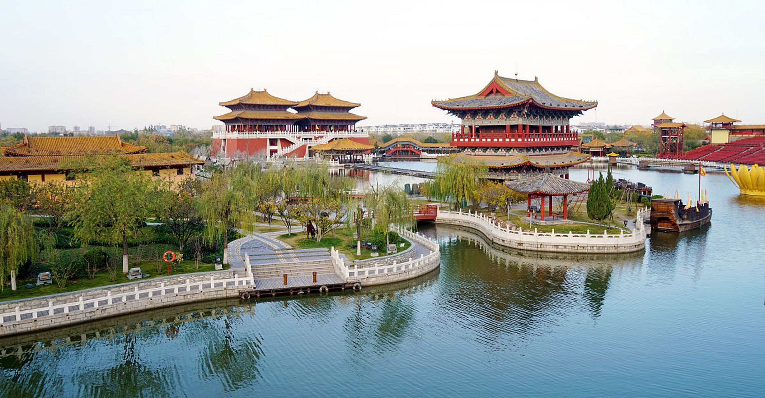 开封,中国八大古都之一,拥有丰富的文化遗产和美丽的自然风光.