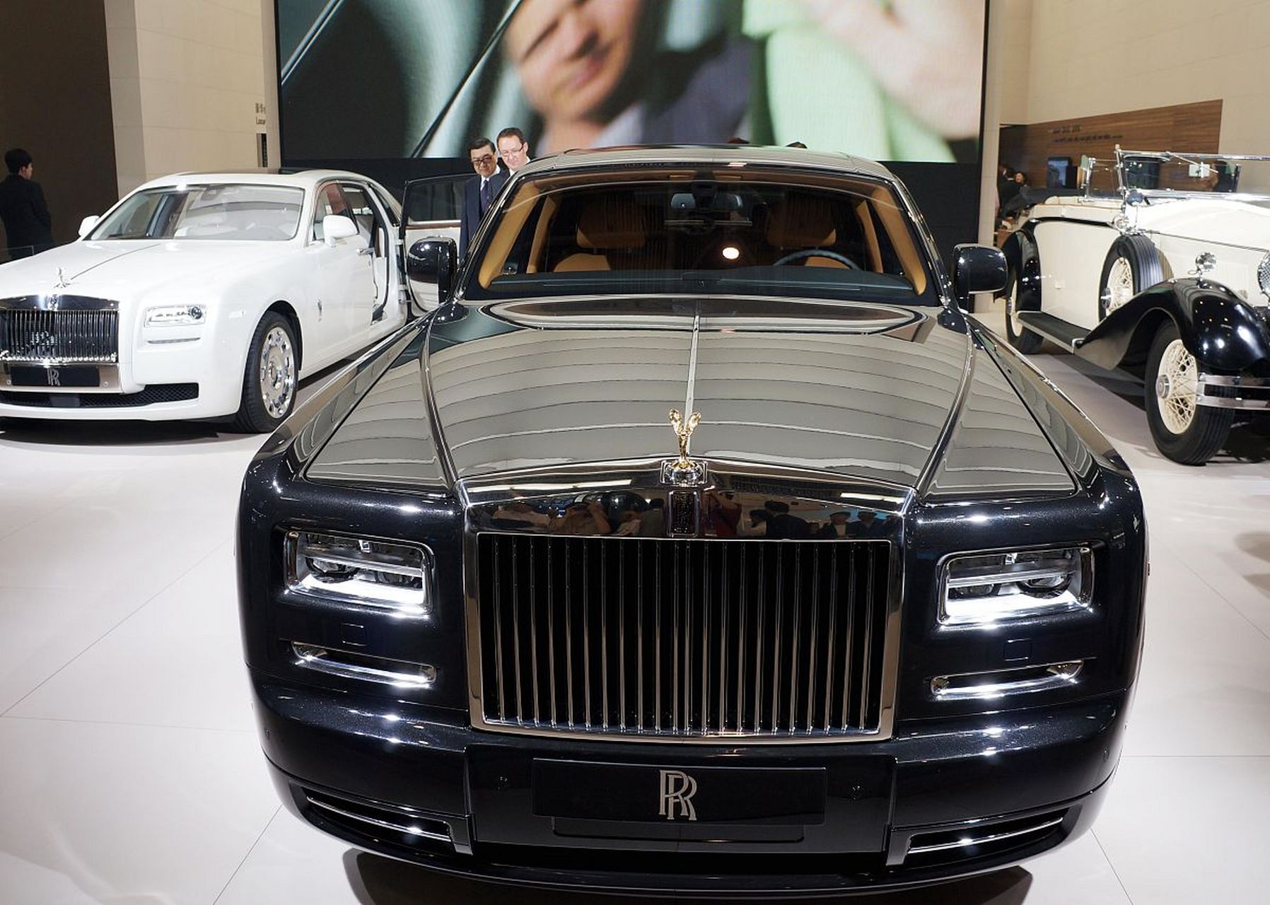 劳斯莱斯与"欢庆女神"的典故 劳斯莱斯的双 r 标志由亨利·罗伊斯