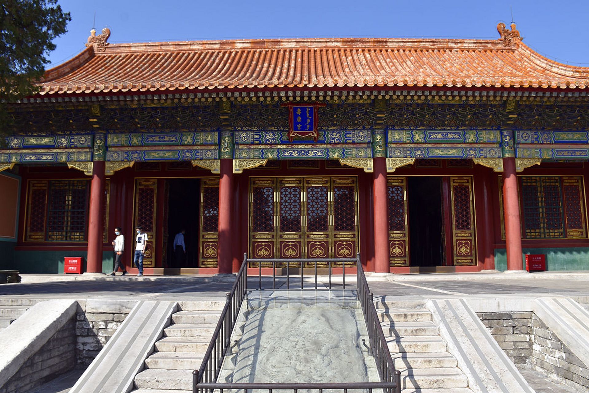 甄嬛传#   《甄嬛传》中,宁嫔告诉熹贵妃,皇上要将凝晖堂的合欢花