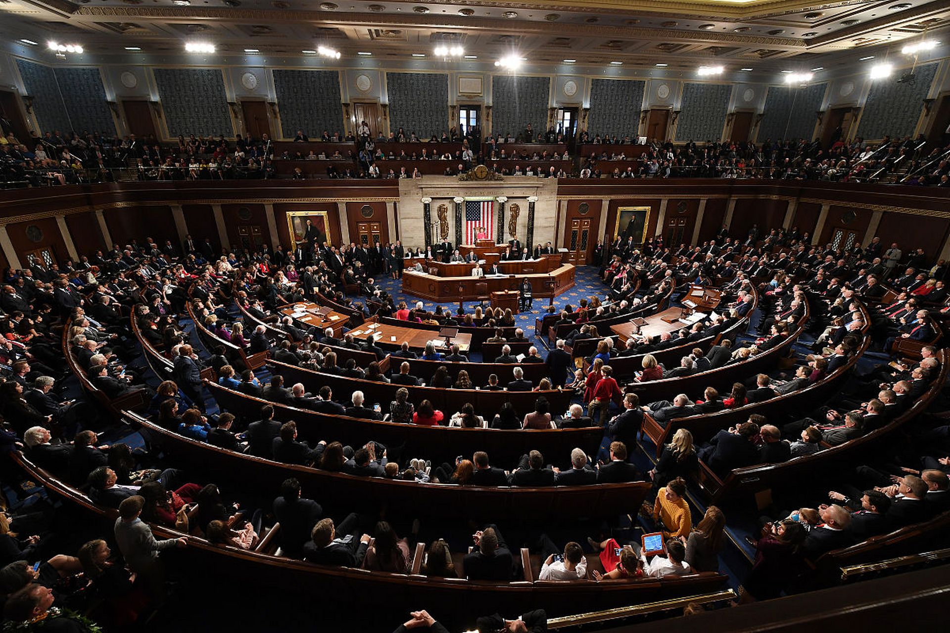 事件:当地时间9月28日晚,美国国会众议院举行投票,以311票对117颇的