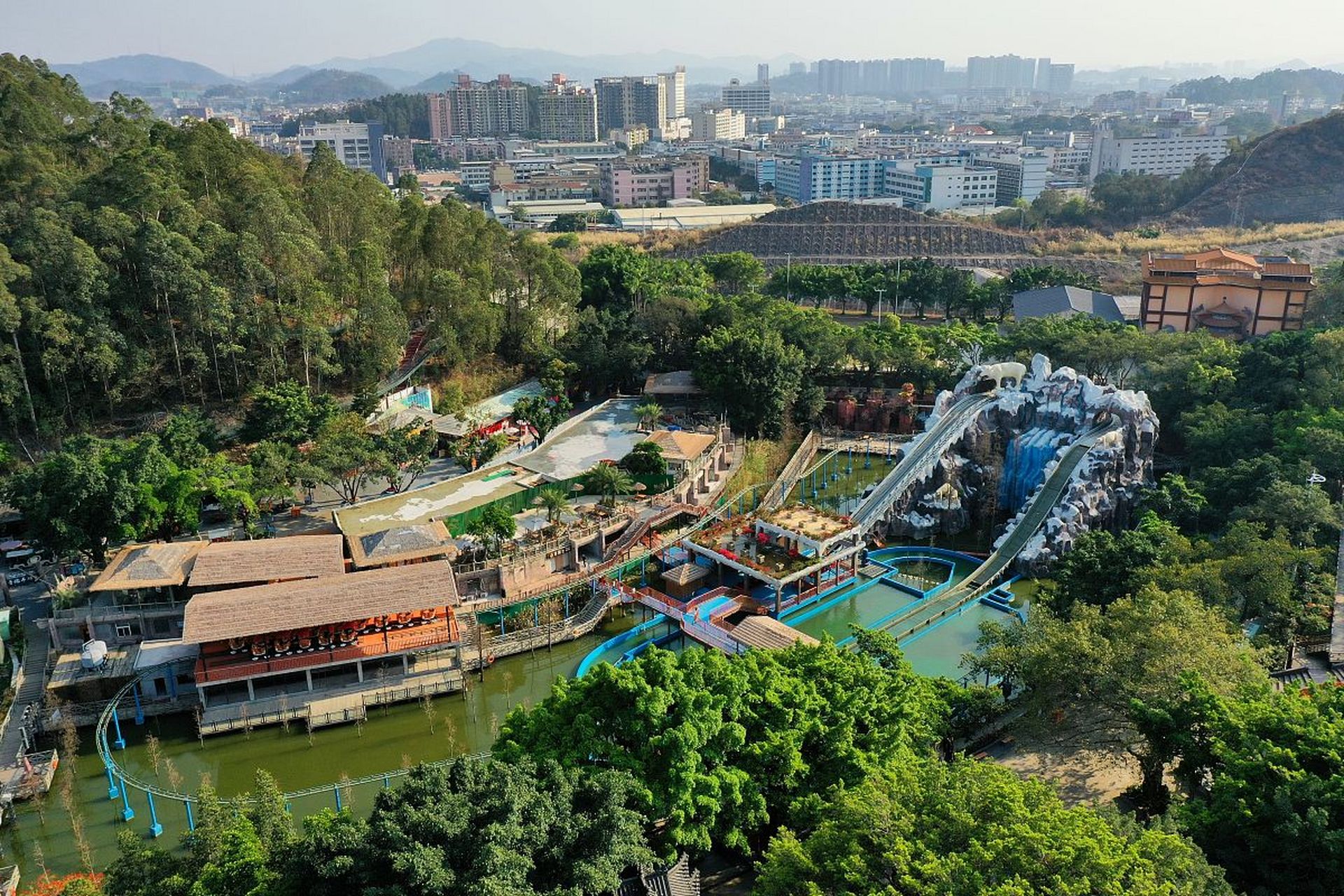 隐贤山庄,位于东莞市常平镇,是一个有着美丽自然风光的旅游胜地