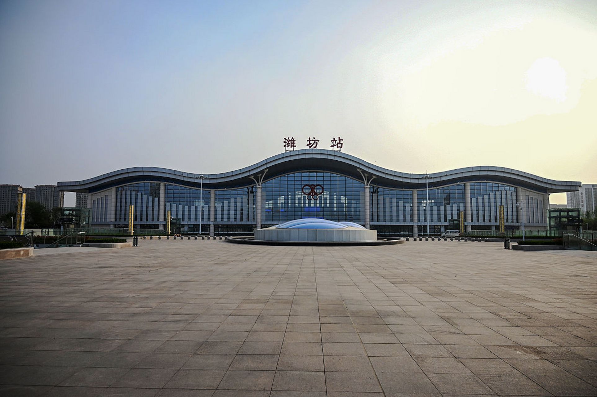 大学时有个英国女外教,四十几岁,在谷歌地图上看到中国潍坊是个依山傍
