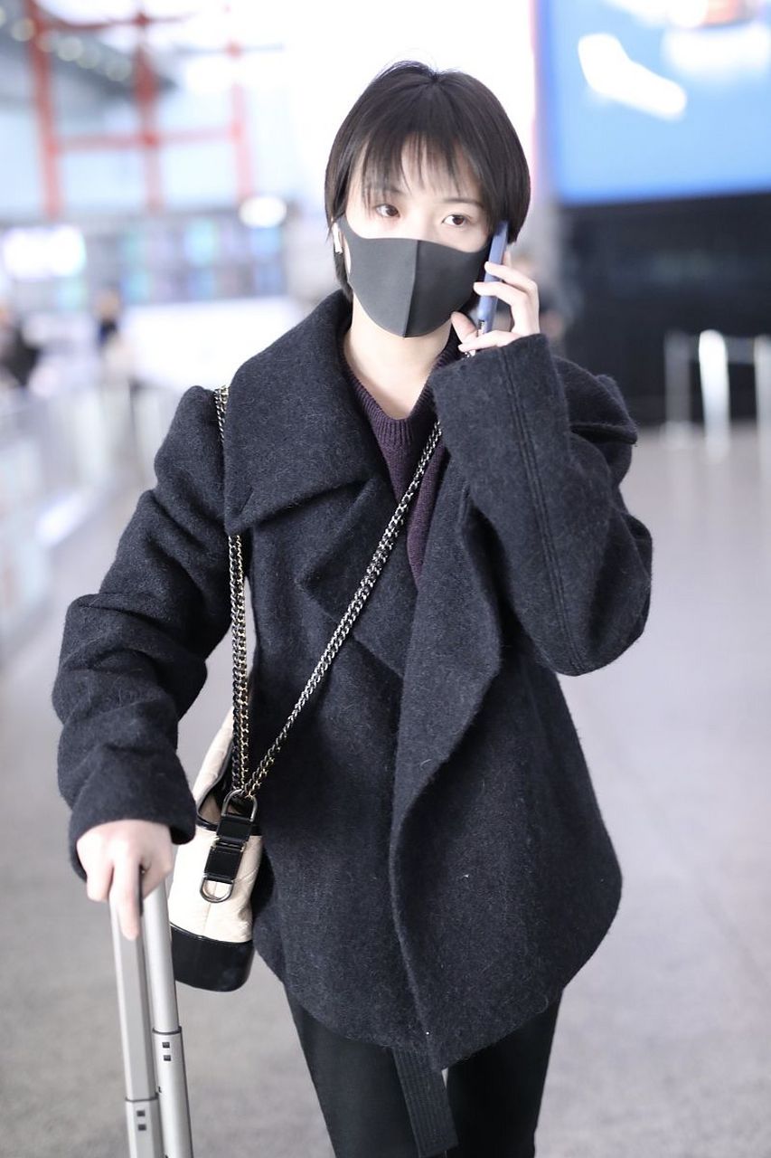 李庚希与好友聚会抽烟# 近日,有媒体拍到李庚希与好友聚会时抽 