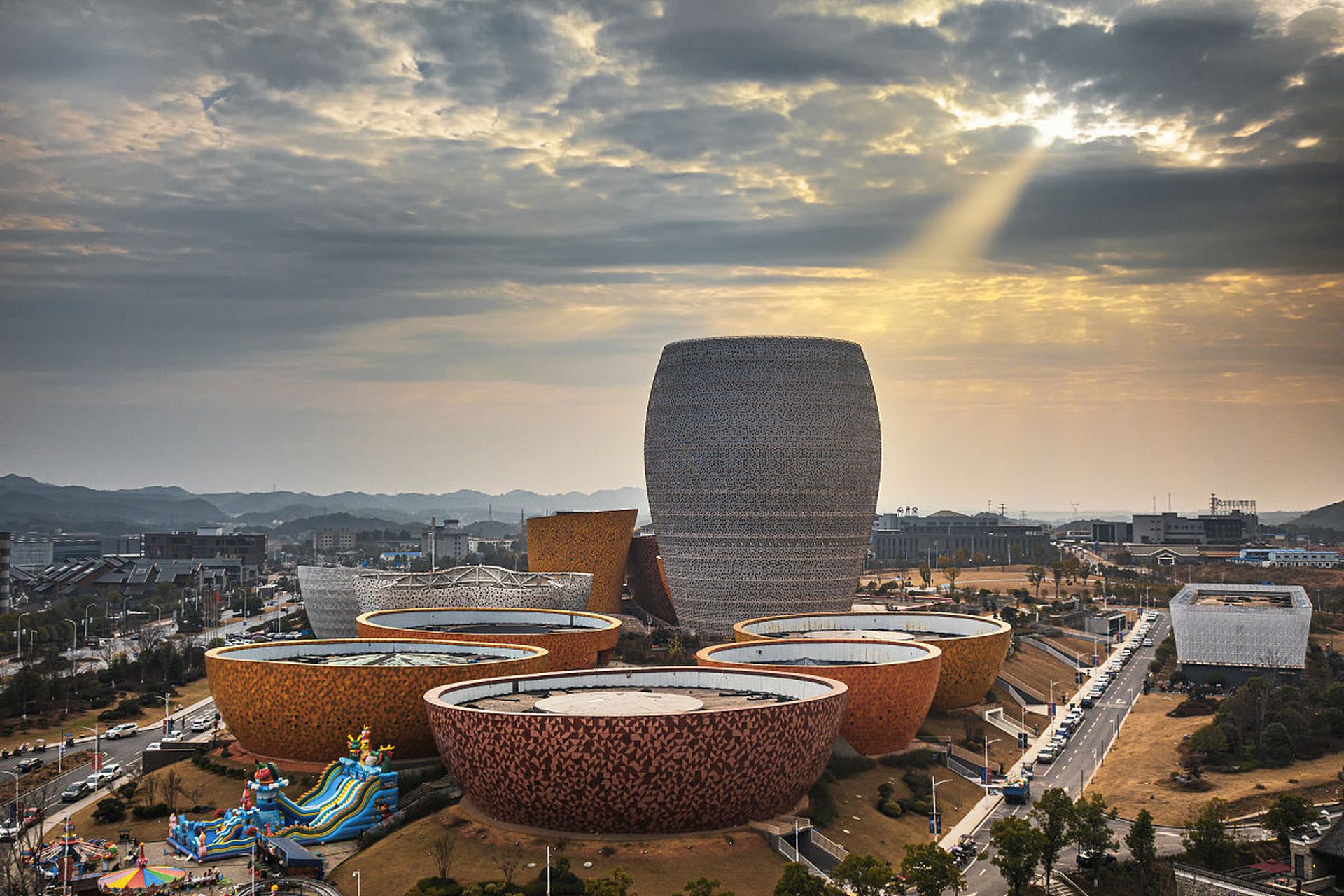 醴陵陶瓷博物馆:建筑外形奇特,色彩欢快,瓷器形状各异,设计独特.