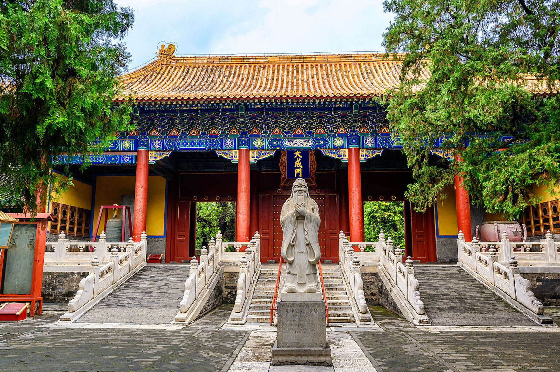 走进"三孔":孔府,孔庙,孔林  古木参天,庙堂巍峨,宅院深深.