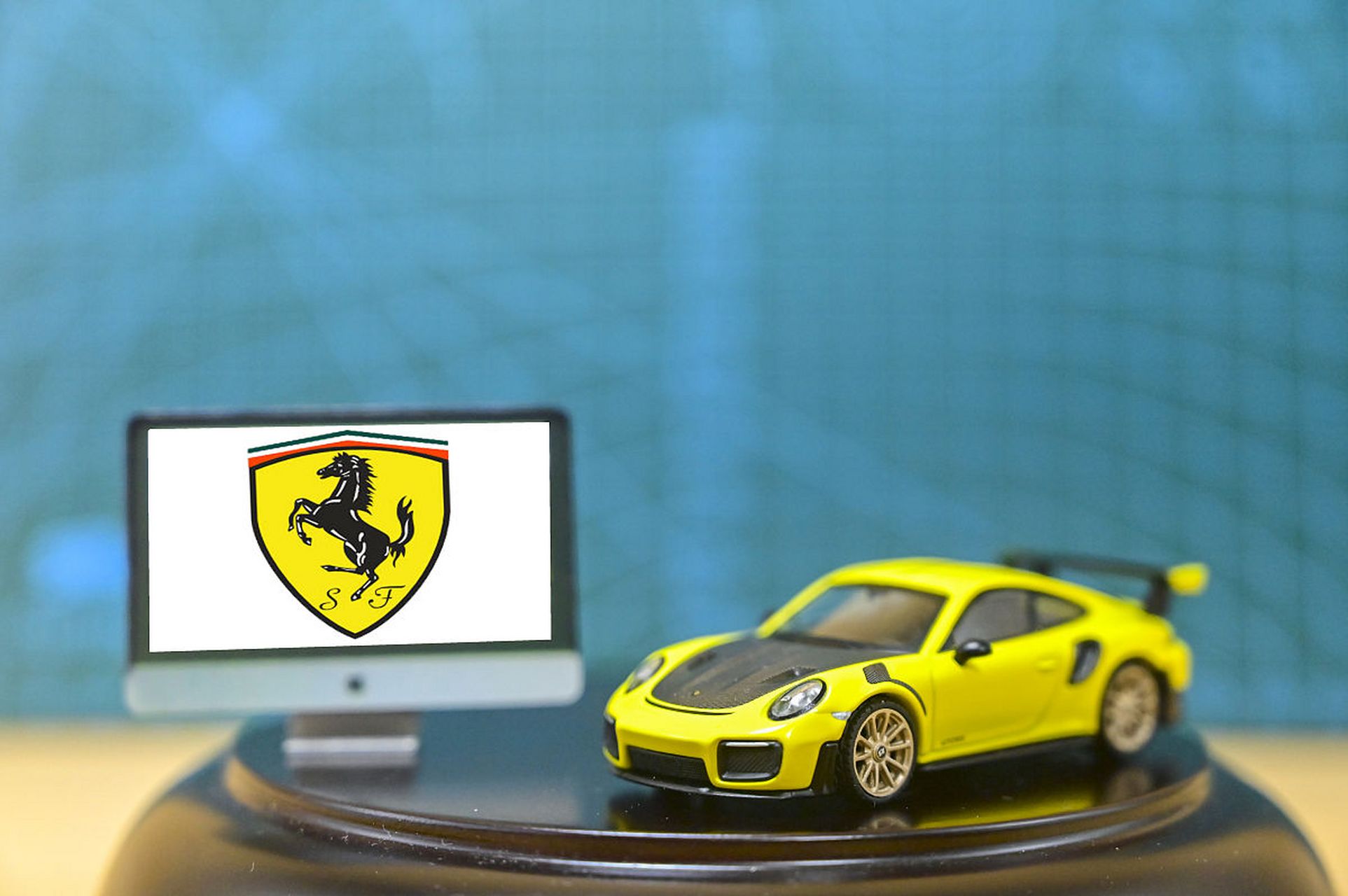 近日网上报道"老头乐刮蹭450万法拉利被索赔190元".