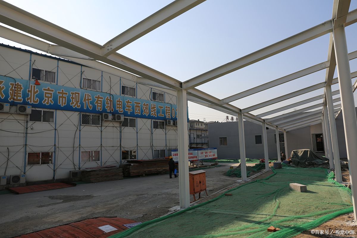 基坑周边的临边防护属于安全施工费,现场设置的出入口,清洗设备属于