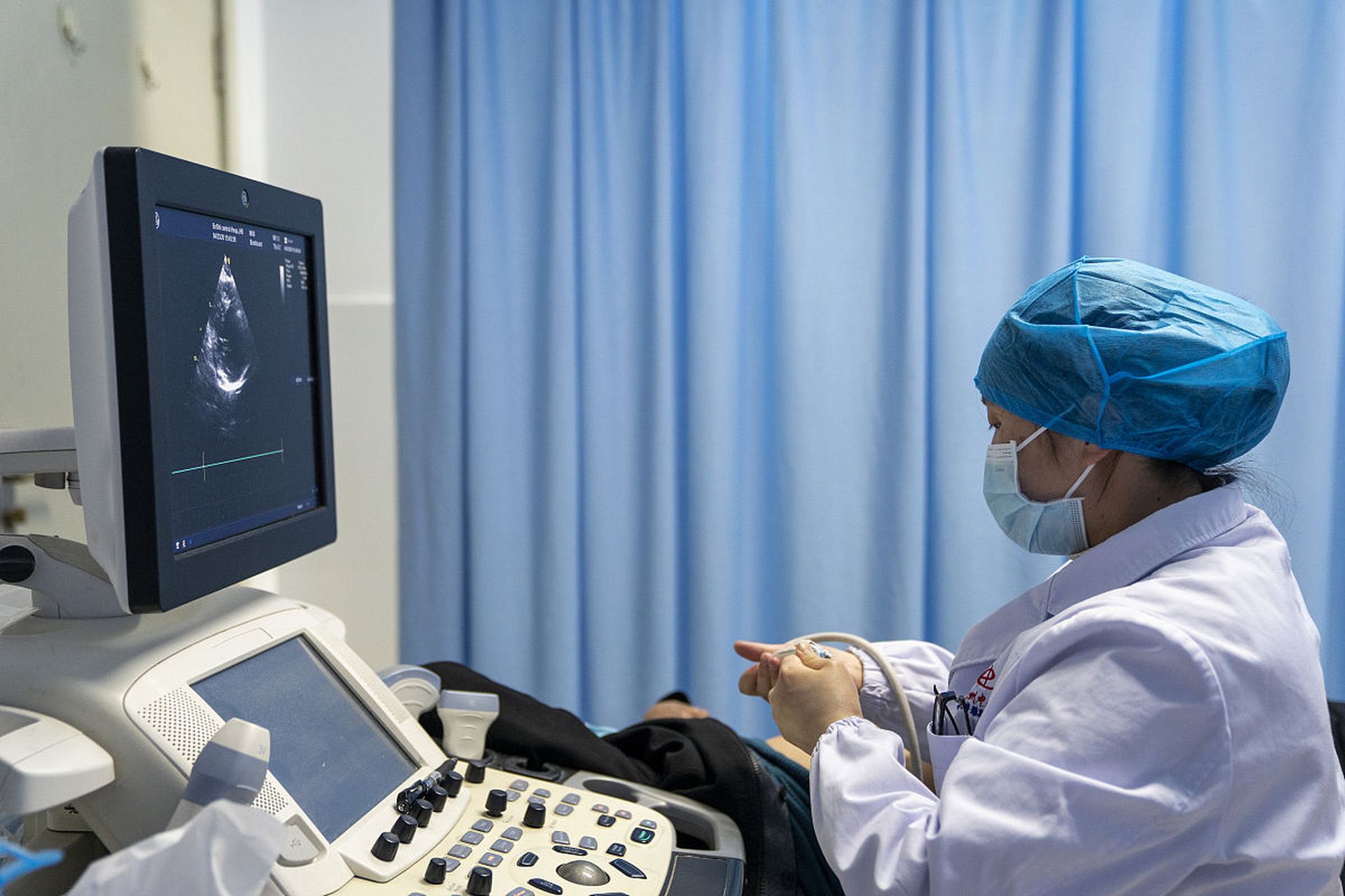 的颜色和亮度分别标识血流的方向和速度的大小,并叠加于b型超声声像图