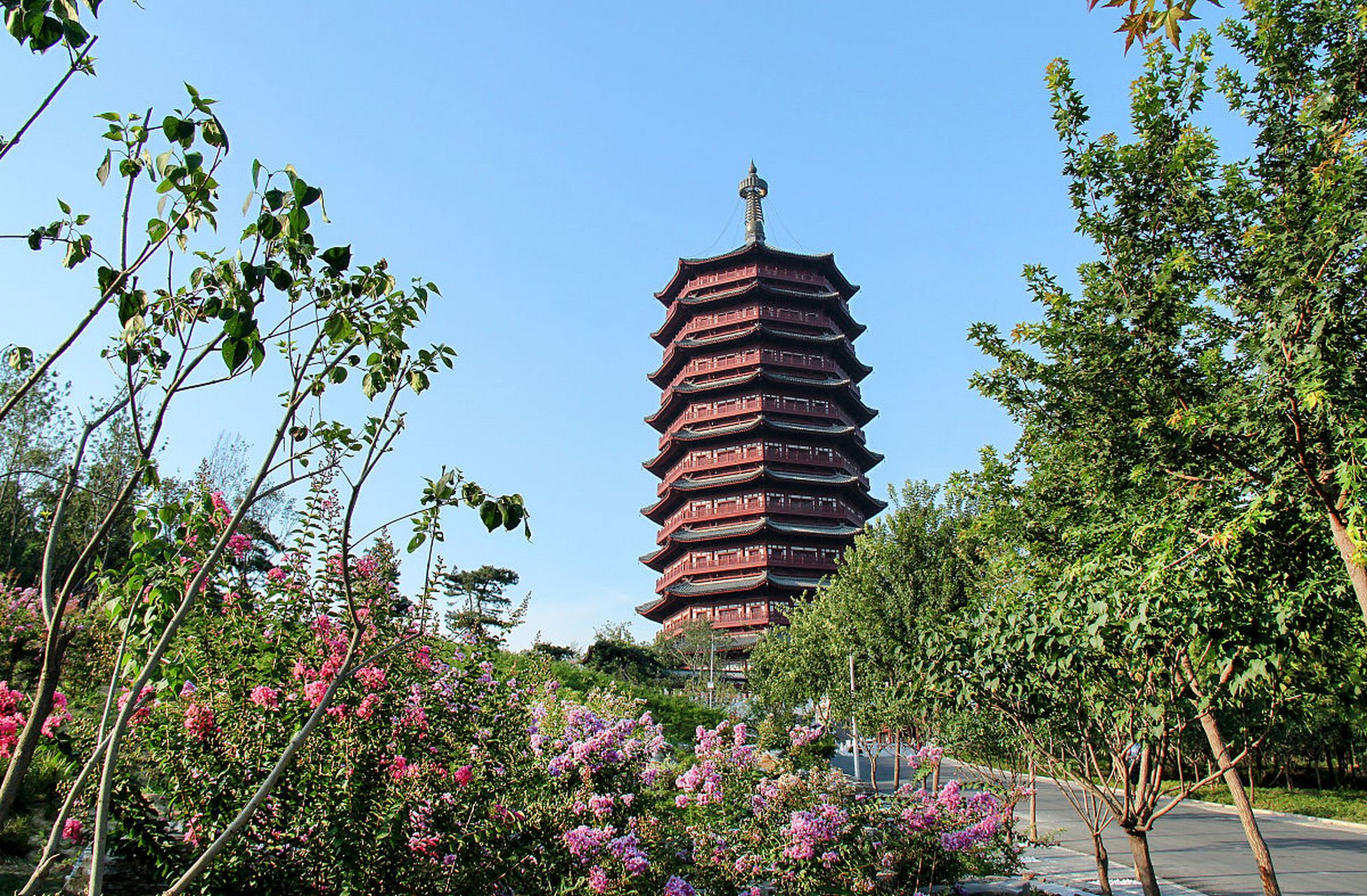 奔赴春天的旅行# 春天的洛阳文峰塔,是一处登高望远的好去处.
