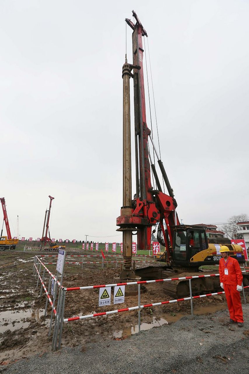 静力压桩法:施工前应进行试压桩,数量不少于3根,沉桩施工应按照现先