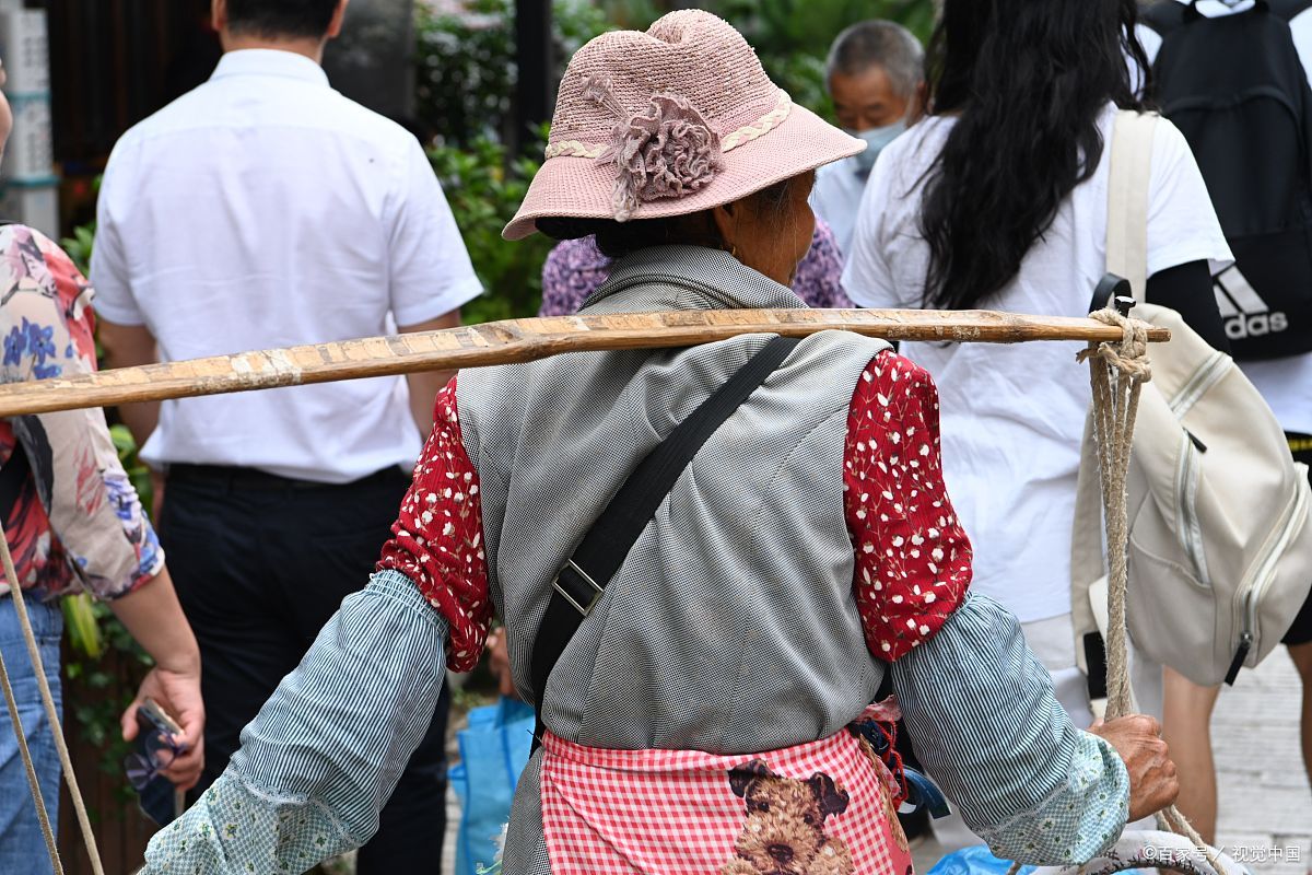 都说"千里送鹅毛,礼轻情义重",那婆婆这一担子礼物,可真让媳妇感到暖