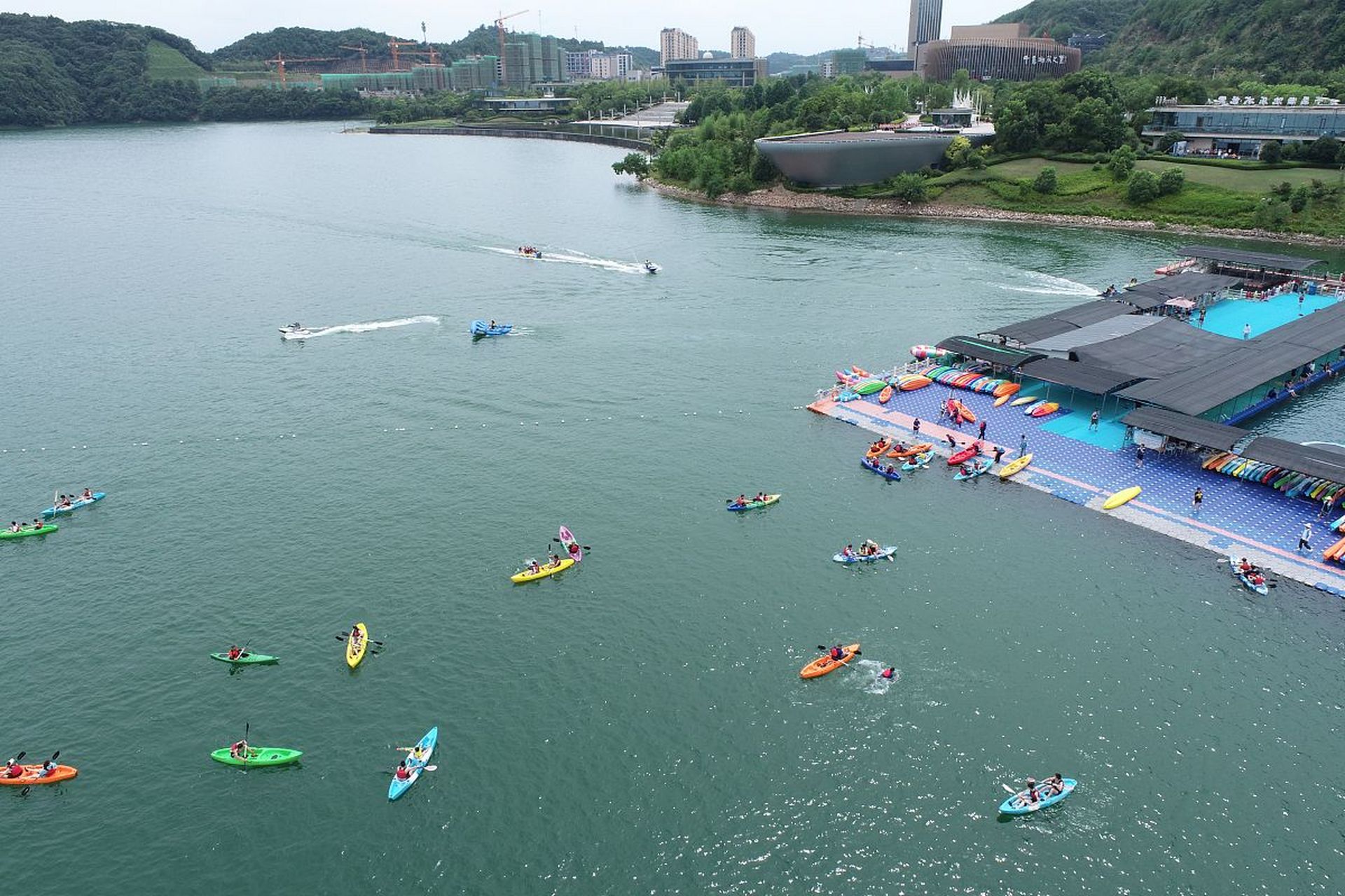 杭州亚运会场馆之一——富阳水上运动中心,建筑面积约6.7万平方米.这