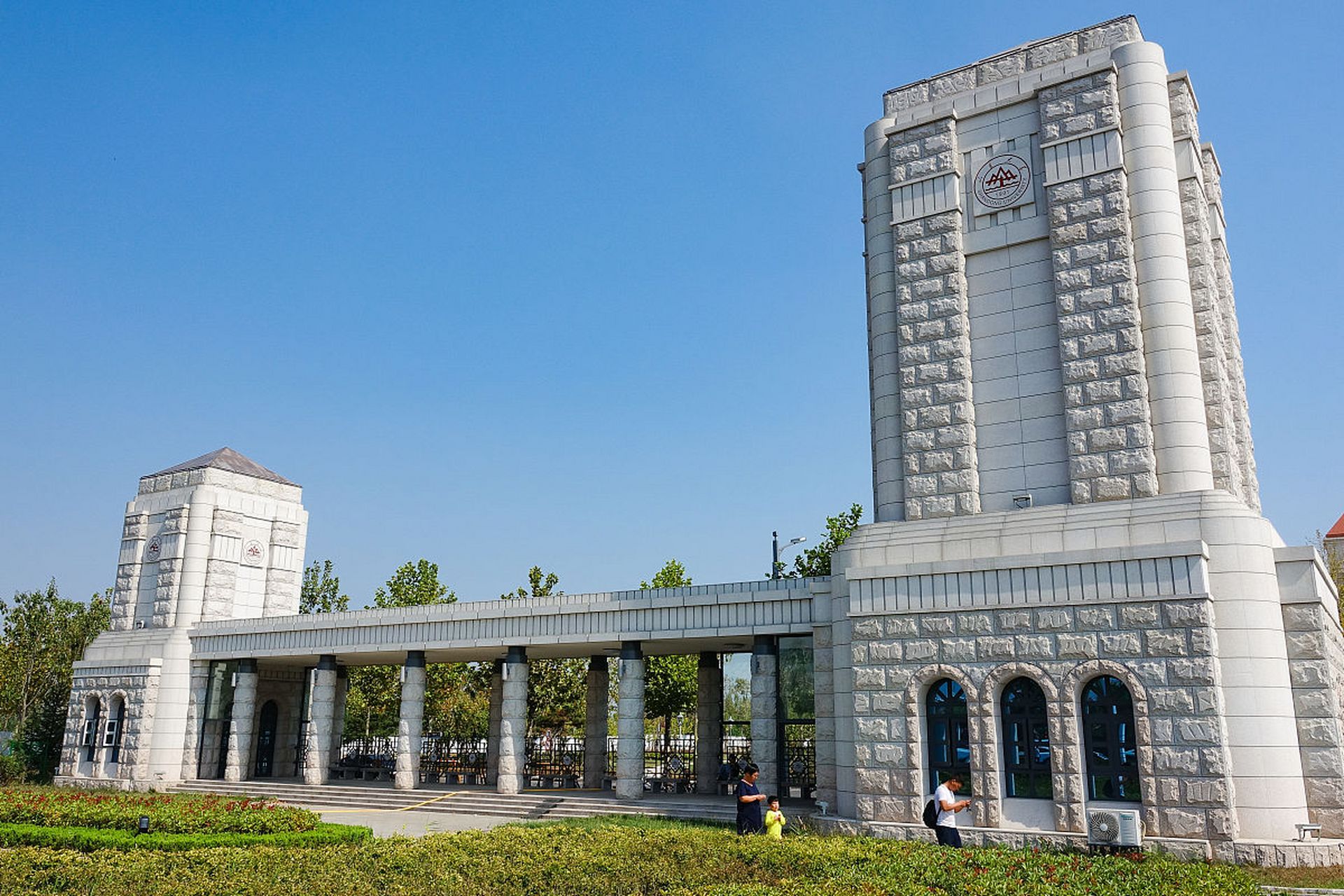 山东大学总占地面积8000余亩,有8个校区,在济南,威海,青岛3地办学