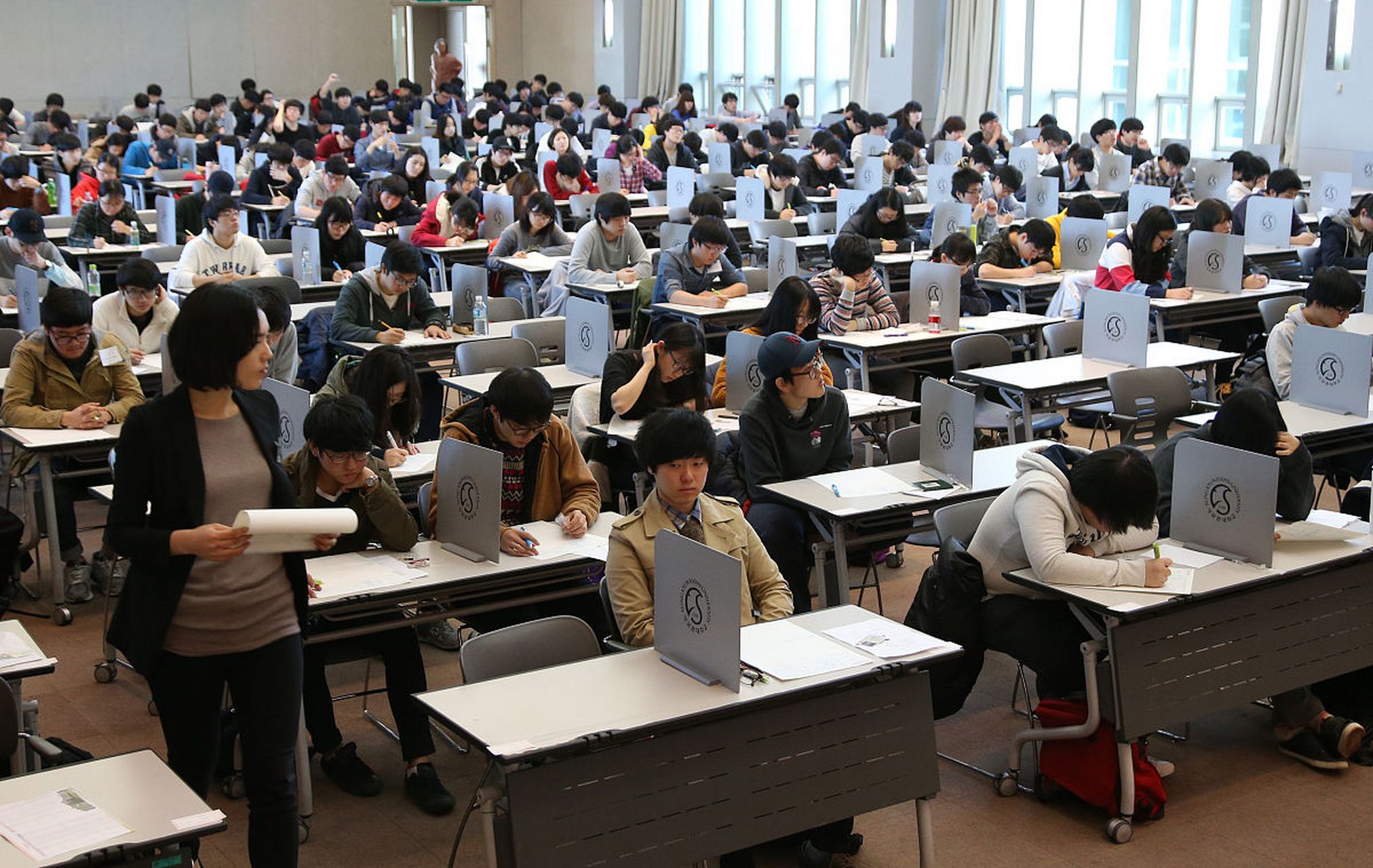 成考专升本:即成人高考,参加国家统一入学考试,要求考生在规定年限内