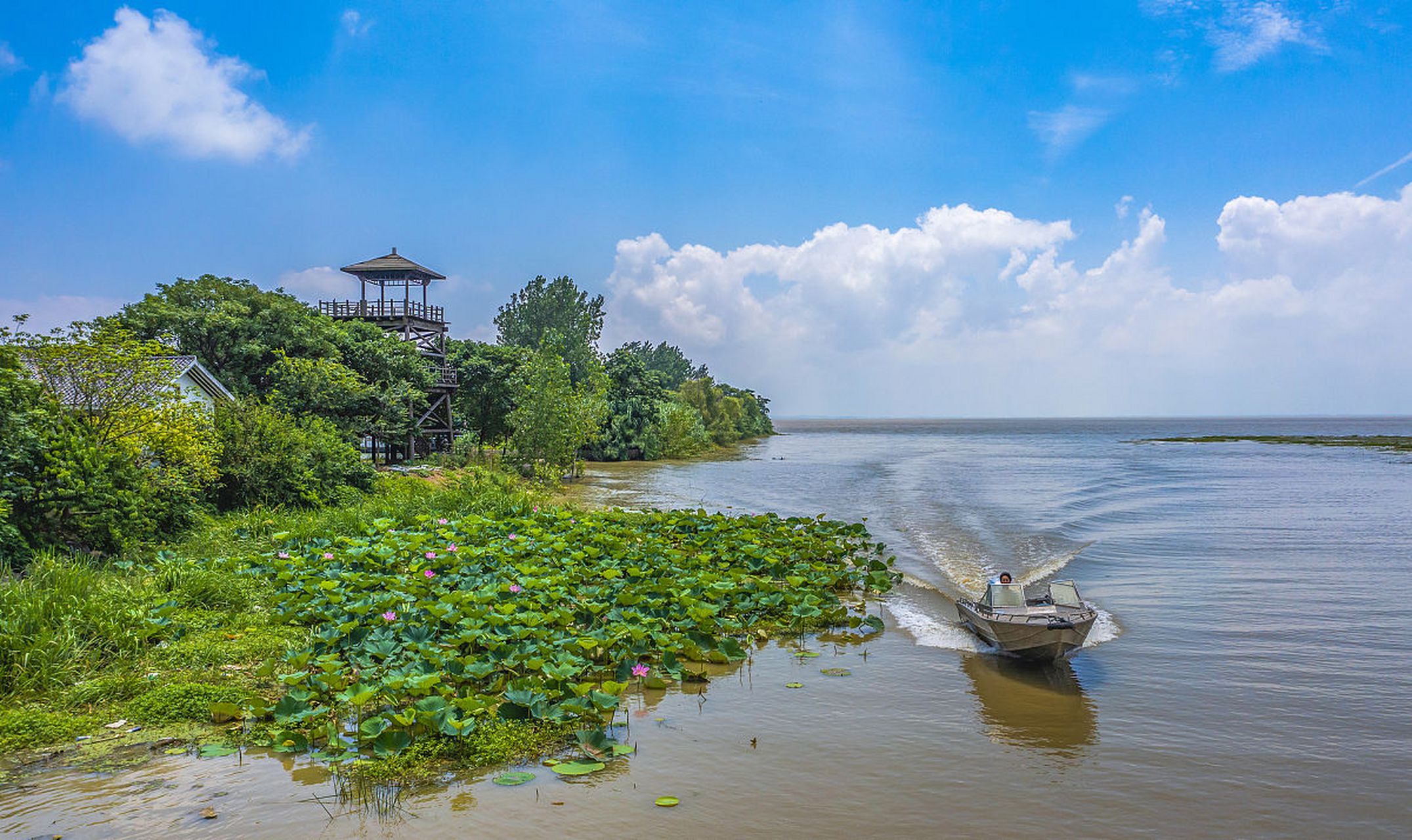 安徽巢湖风景区位于安徽省巢湖市,是巢湖市的标志性景点之一.