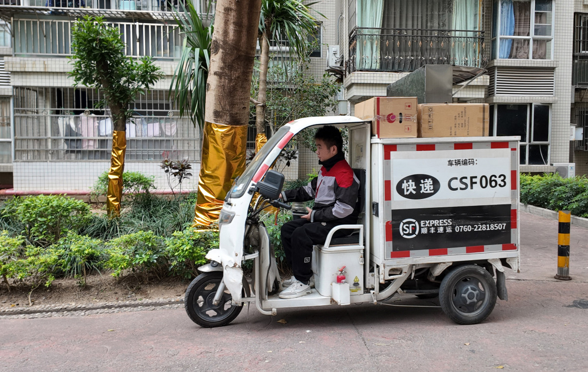 顺丰快递员派送一个件,收入一块多两块多都有.大货收入更高.