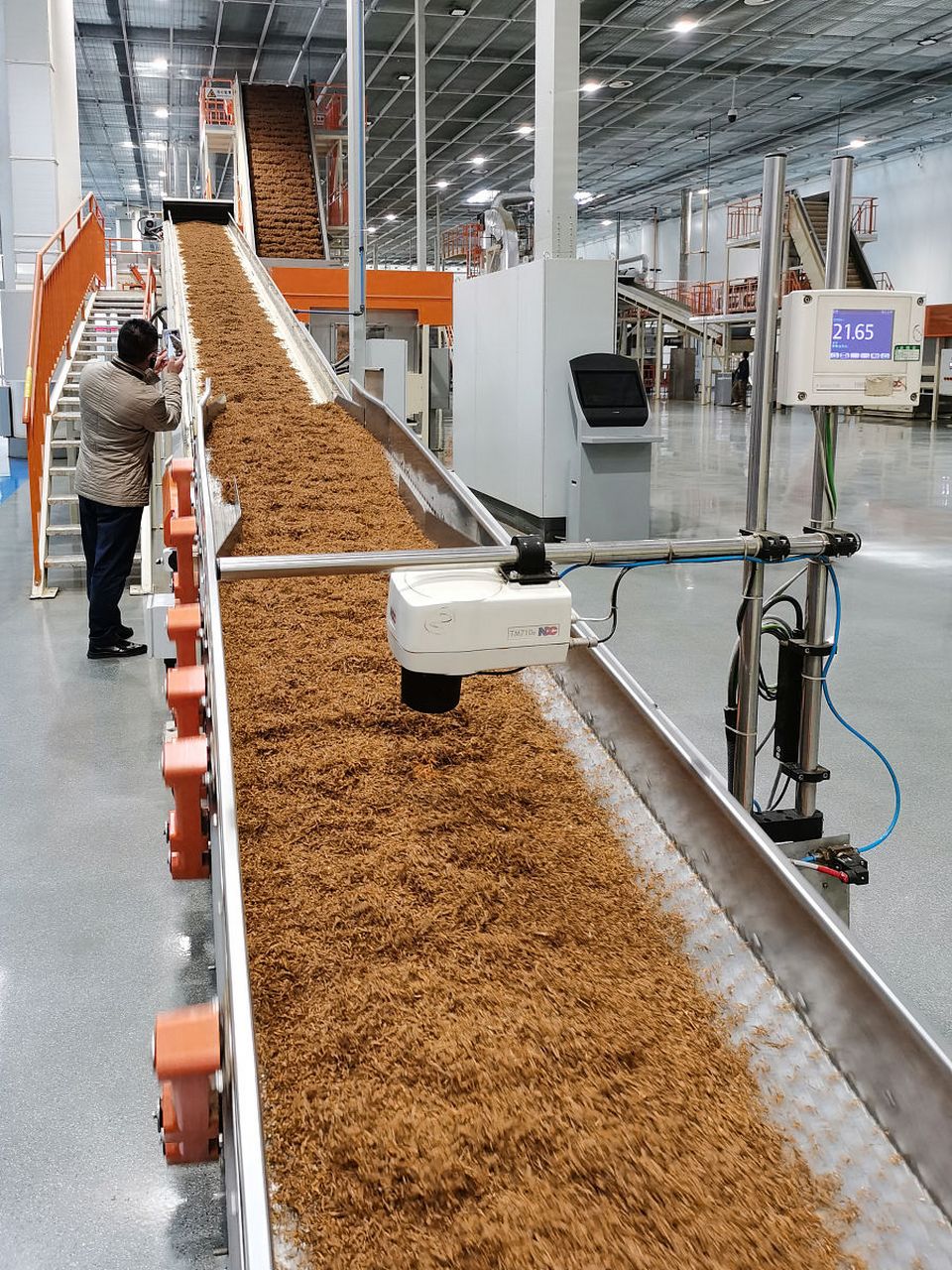 一个卷烟厂流水线上的工人,需要这么高的学历吗?