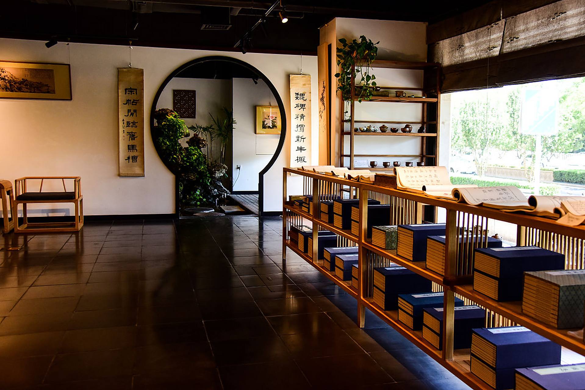 中国茶叶博物馆位于杭州市西湖附近的双峰村,这个地方以产茶而闻名.