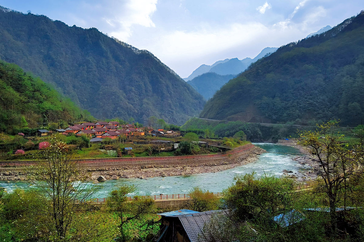 独龙江:横断山脉中的自然与文化宝藏