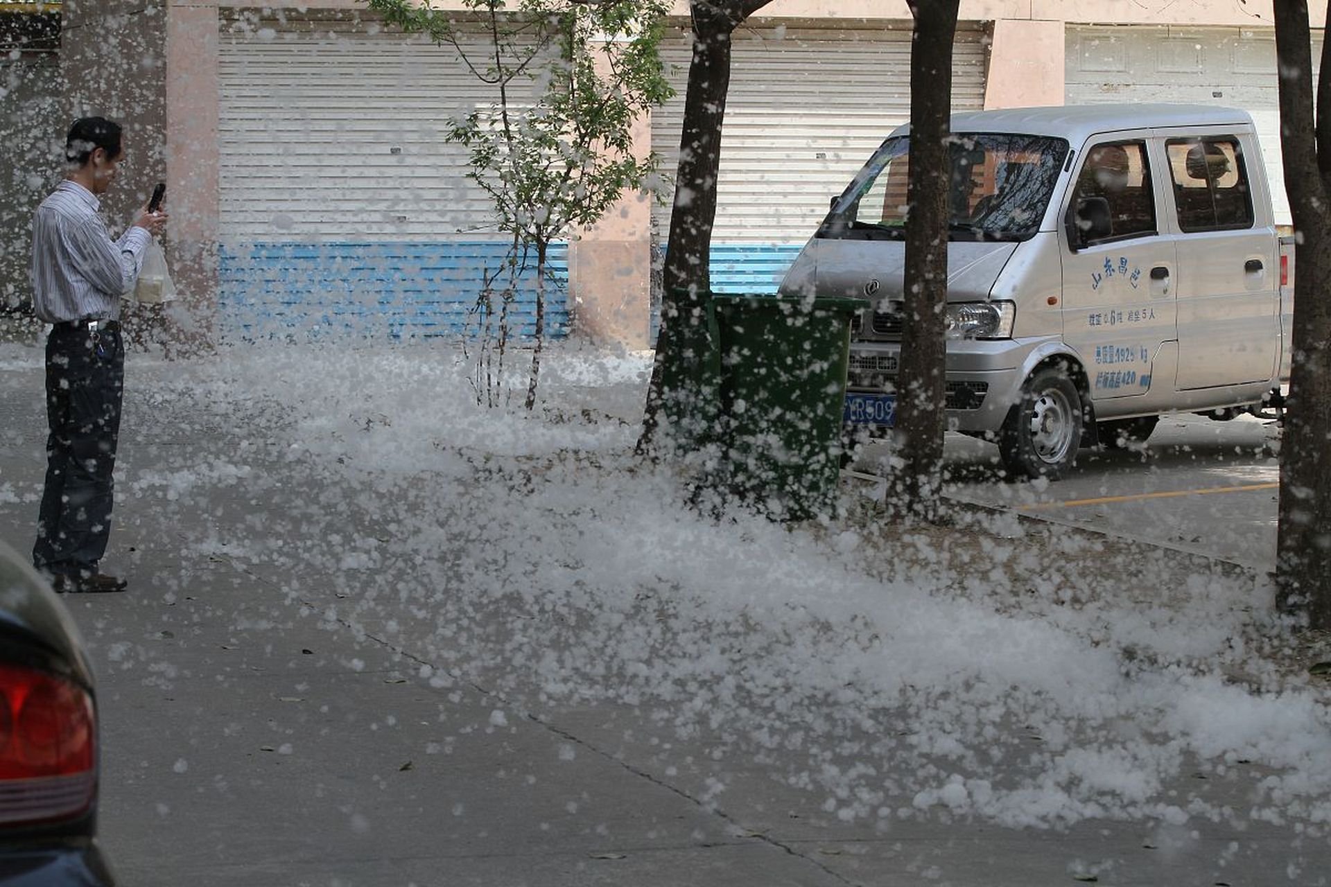 贵州遵义遇暴雨冰雹,街上冰雹流成河!中央气象台发布预警