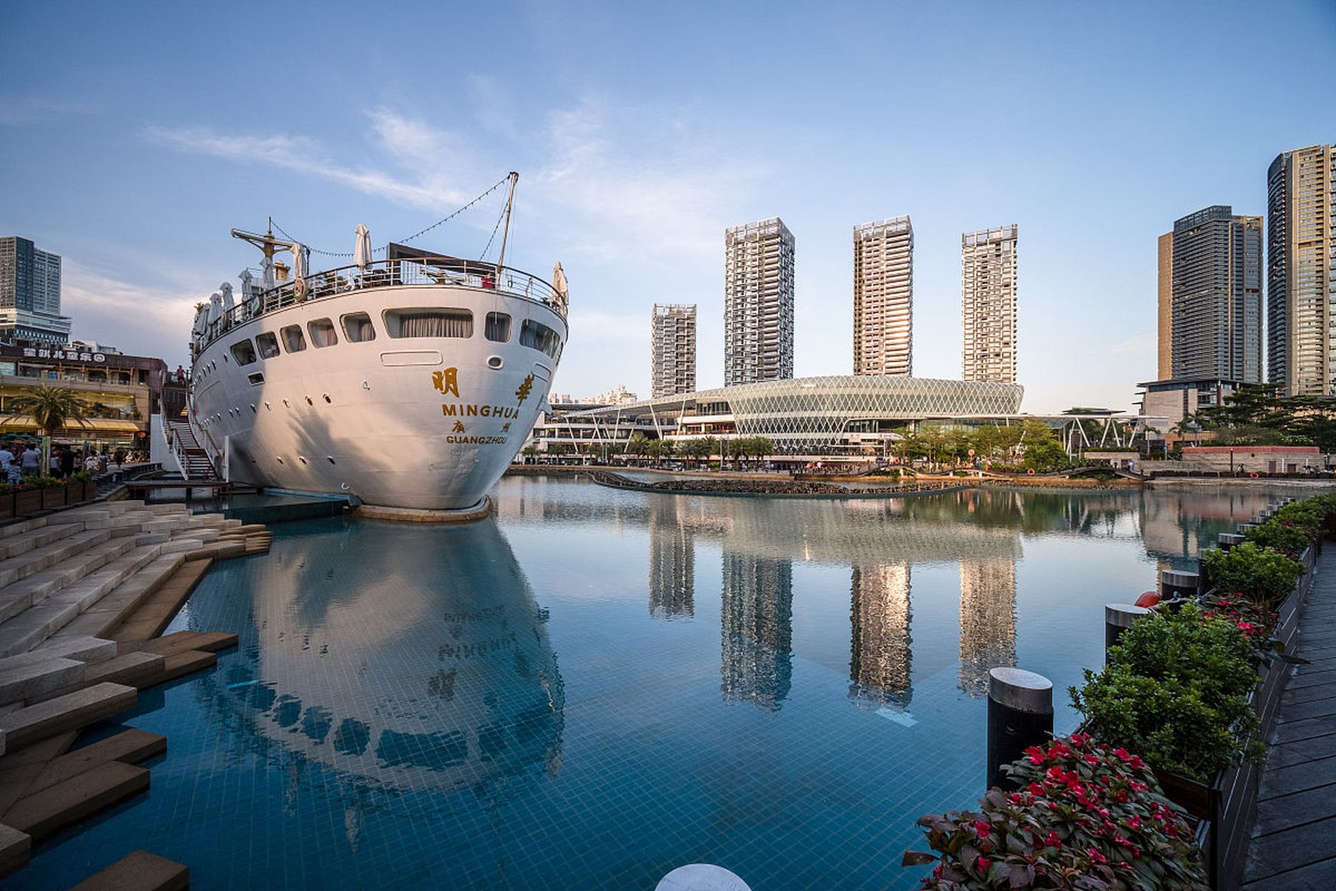 海上世界文化艺术中心是深圳离海最近的艺术馆,在这里,眼前就是透蓝