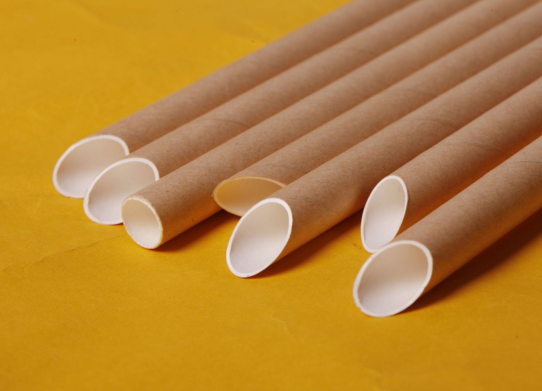 纸吸管优点: 1,原料环保节约 纸吸管原料就是不同的纸浆,可回收,易