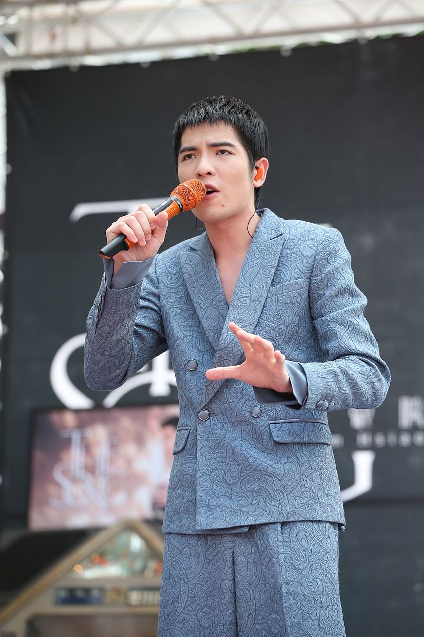 "雨神"萧敬腾喜提"女神",14岁女友林有慧,50岁生日当天被求婚成功