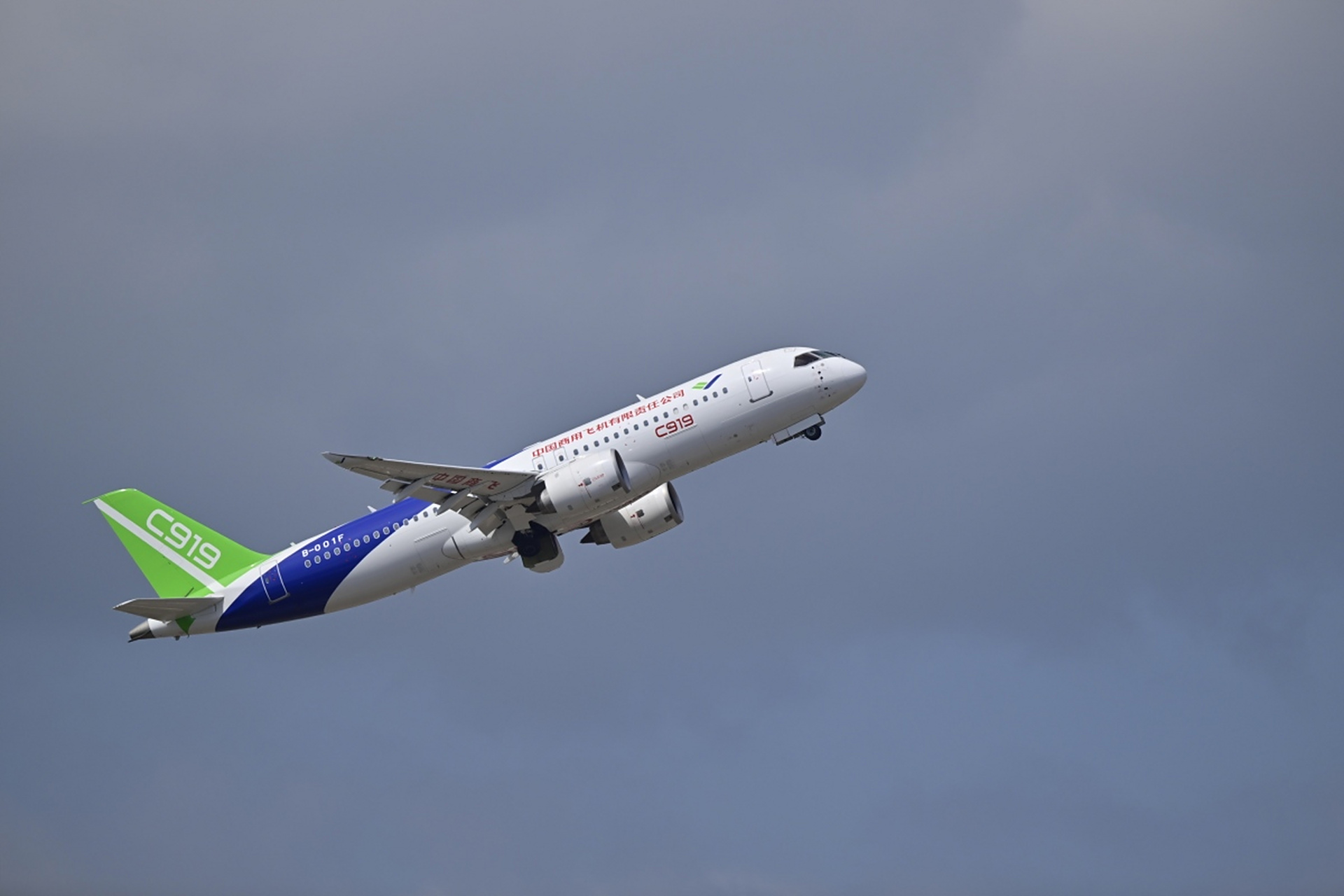 c919飞机作为中国自主研发的大型喷气式民用飞机,首次在国外亮相标志