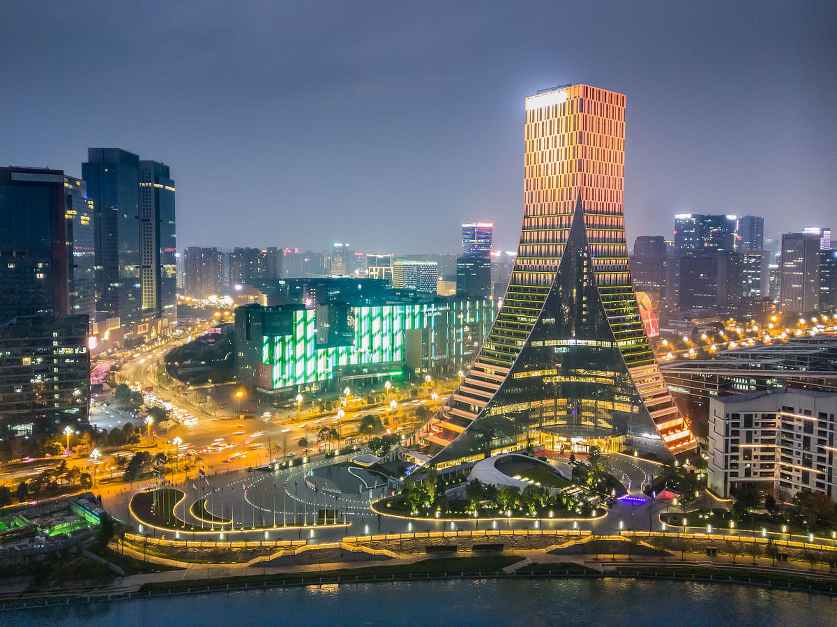 95成都高新区的夜景同样令人心醉,高科技的灯光,摩天大楼的建筑群