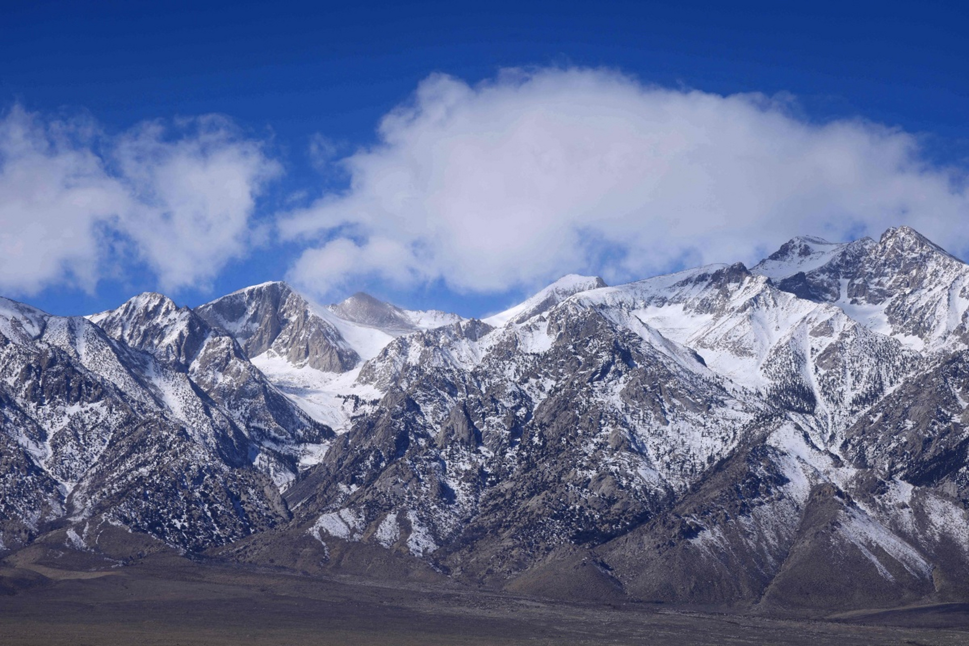 昆仑山集自然风光,文化底蕴与旅游资源于一体,吸引游客探寻其独特魅力