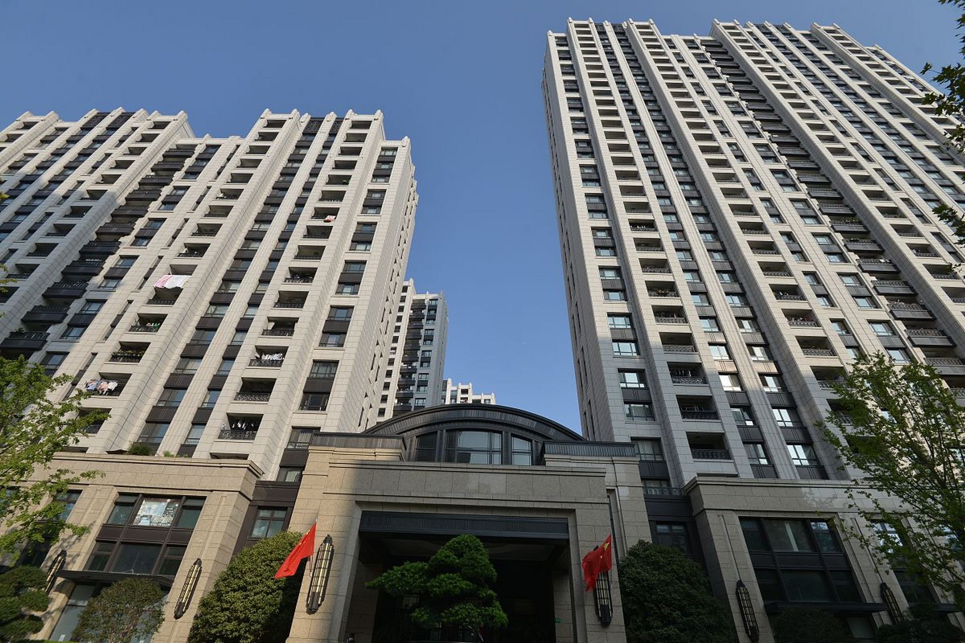 老两口没跟我们商量说,直接就把这套房子过户给