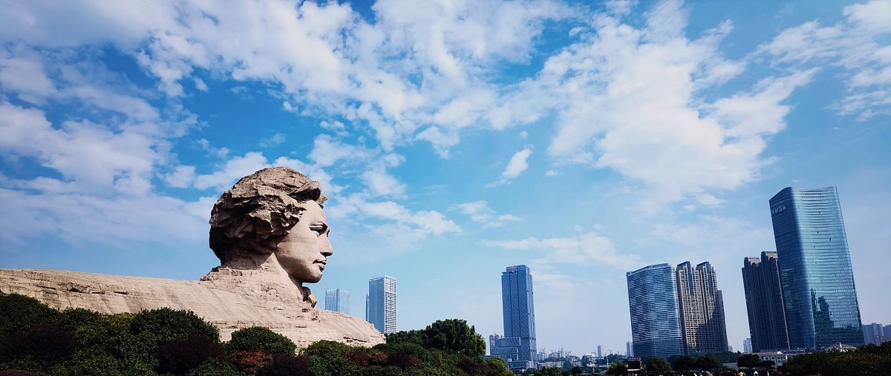 长沙橘子洲是一处位于湘江中心的旅游景区,也是长沙市最著名的景点之