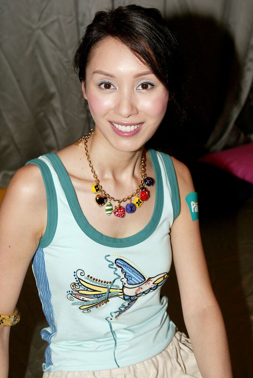 郭可盈相隔13年后重返tvb为《万千星辉颁奖典礼2022》颁奖,永远的女神