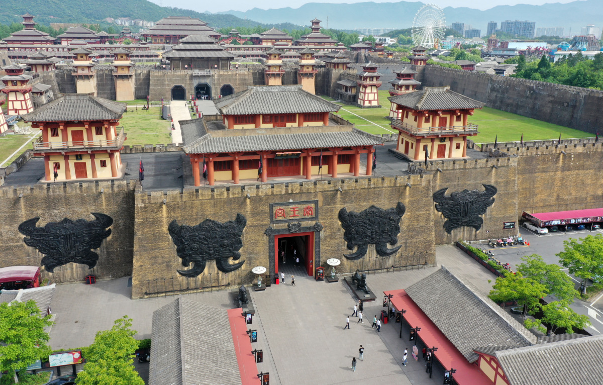 横店影视城秦王宫景区:穿越历史的视听盛宴  秦王宫景区,位于中国东阳