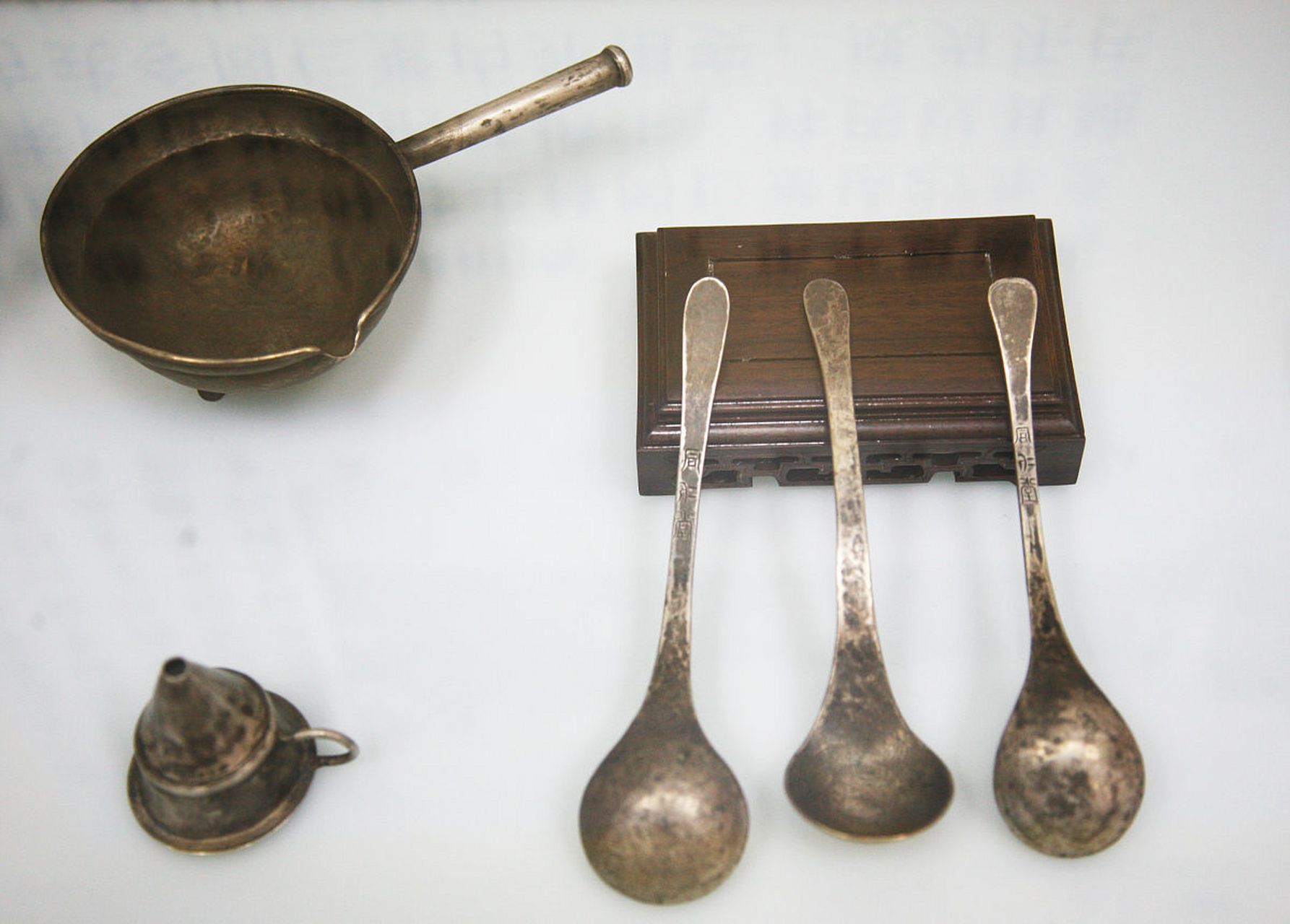 1956年10月,同仁堂经理乐松生作为北京工商界的代表,向中央递交了"