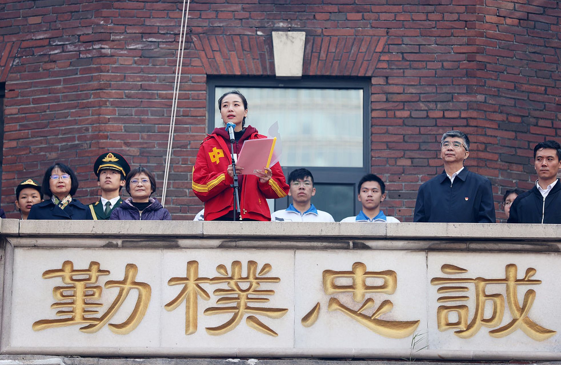 【耀华中学红桥学校举行校园开放日】昨天,耀华中学红桥学校举行了