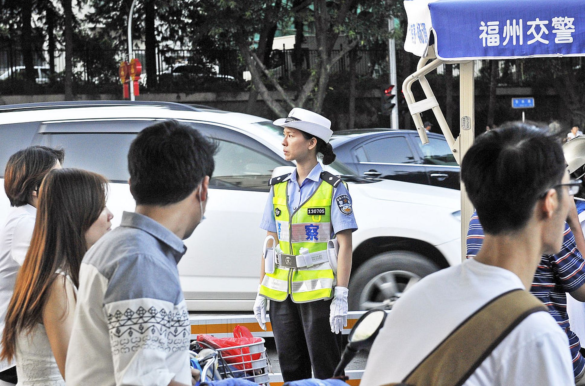陕西咸阳女交警张娟,正常走路上班,腰部一扭一扭的,辐度有点