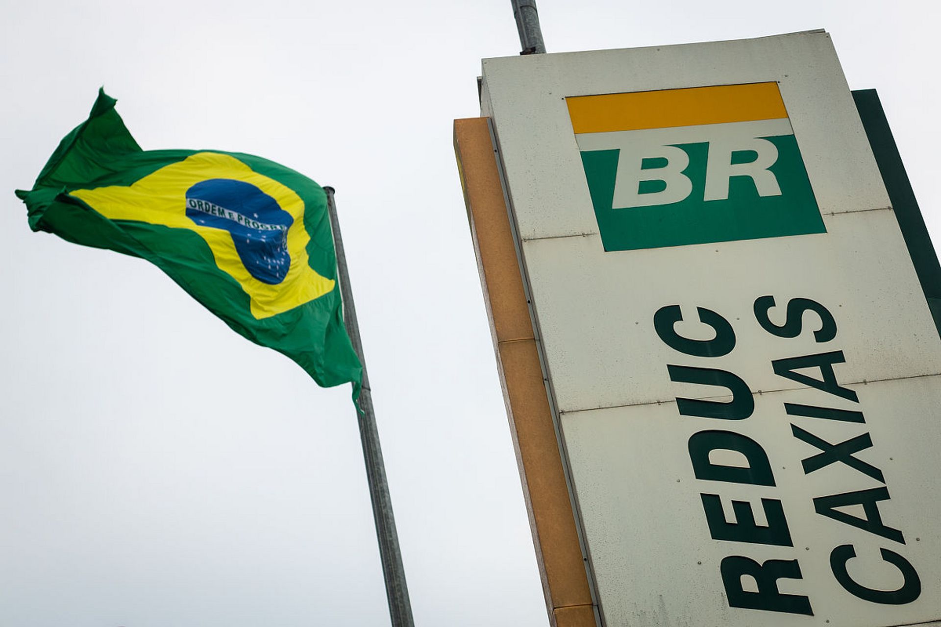 一,巴西国家石油公司宣布结束对"以美元计算"的燃油价格强制从属地位