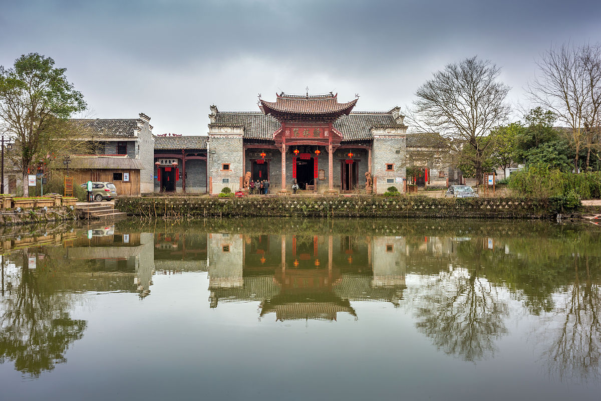 兰荷十里绕泽陂