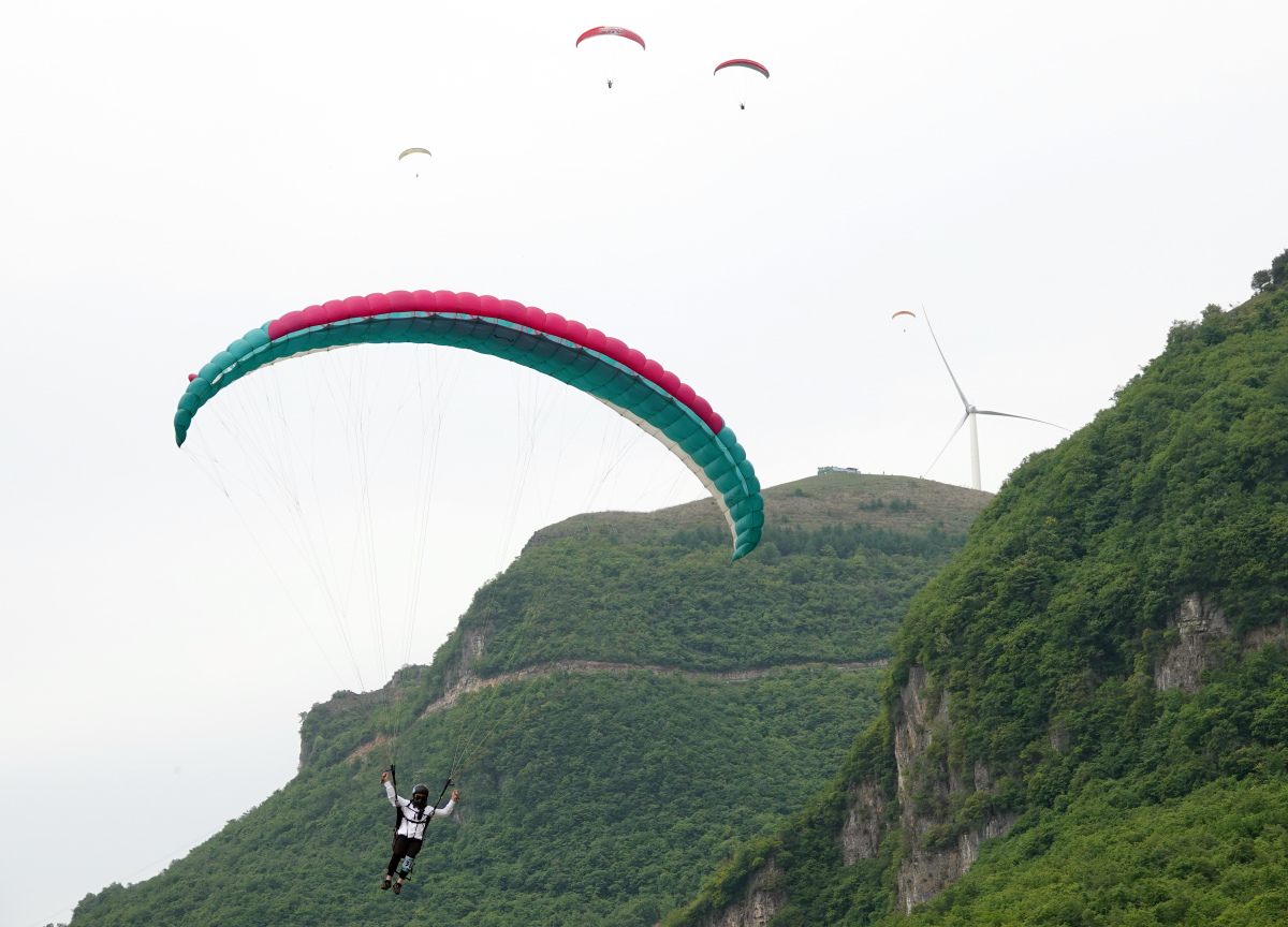 百里荒风景区位于中国湖北省宜昌市夷陵区,地跨夷陵区,远安县,当阳市