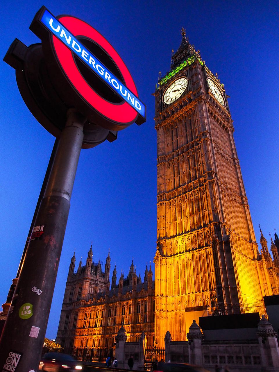 英国大本钟(big ben)坐落在英国伦敦泰晤士河畔,是联合王国国会大厦