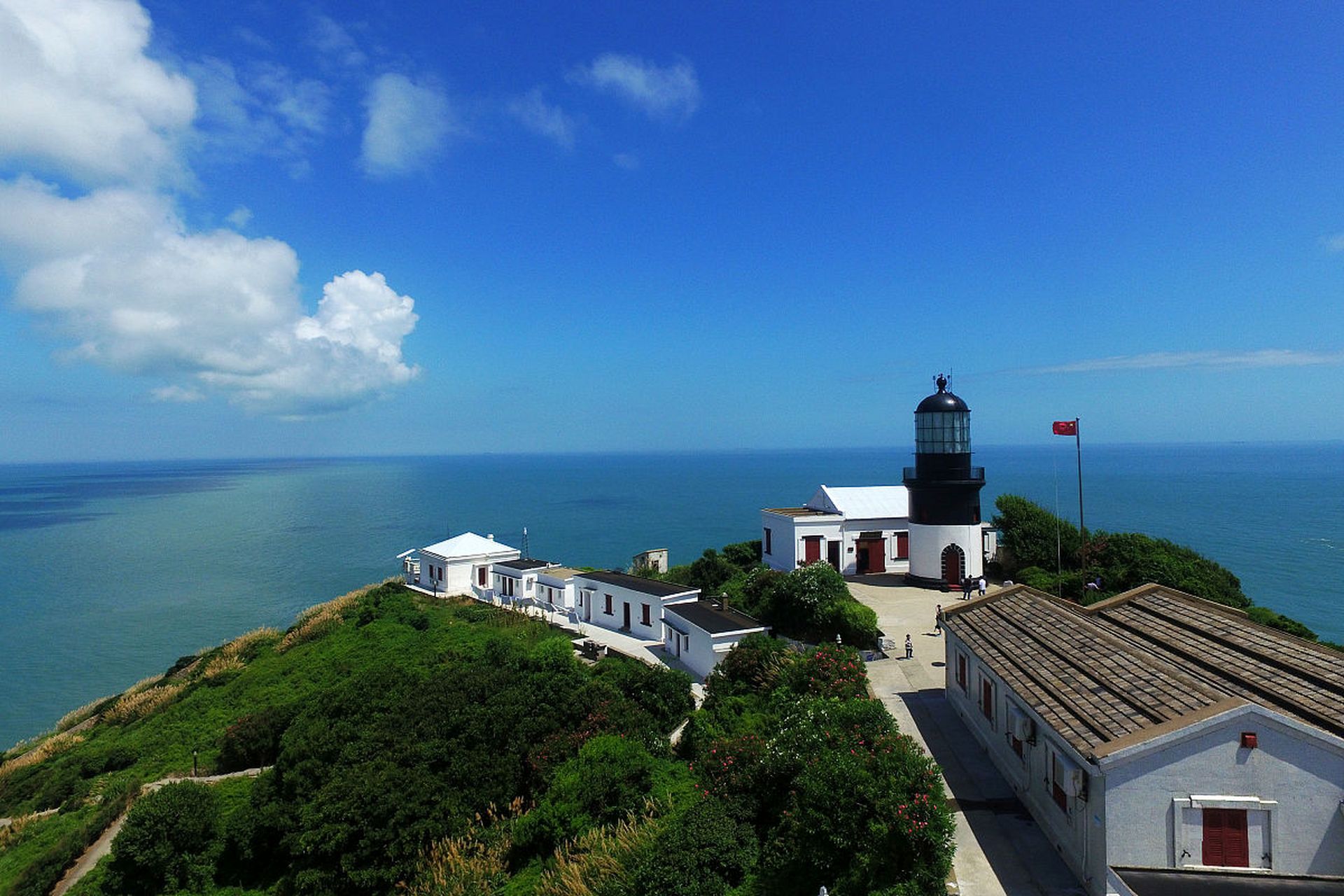 花鸟岛位于浙江舟山市嵊泗列岛最北面, 其形如展翅欲飞的海鸥.