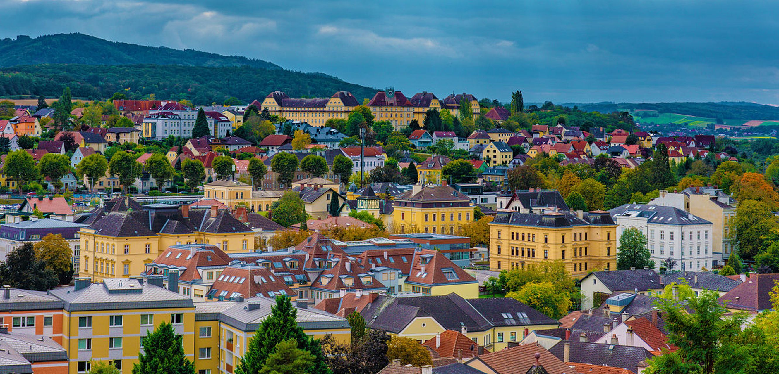 梅尔克是奥地利一个迷人的地方,这里有修道院,古老的建筑和壮丽的风景