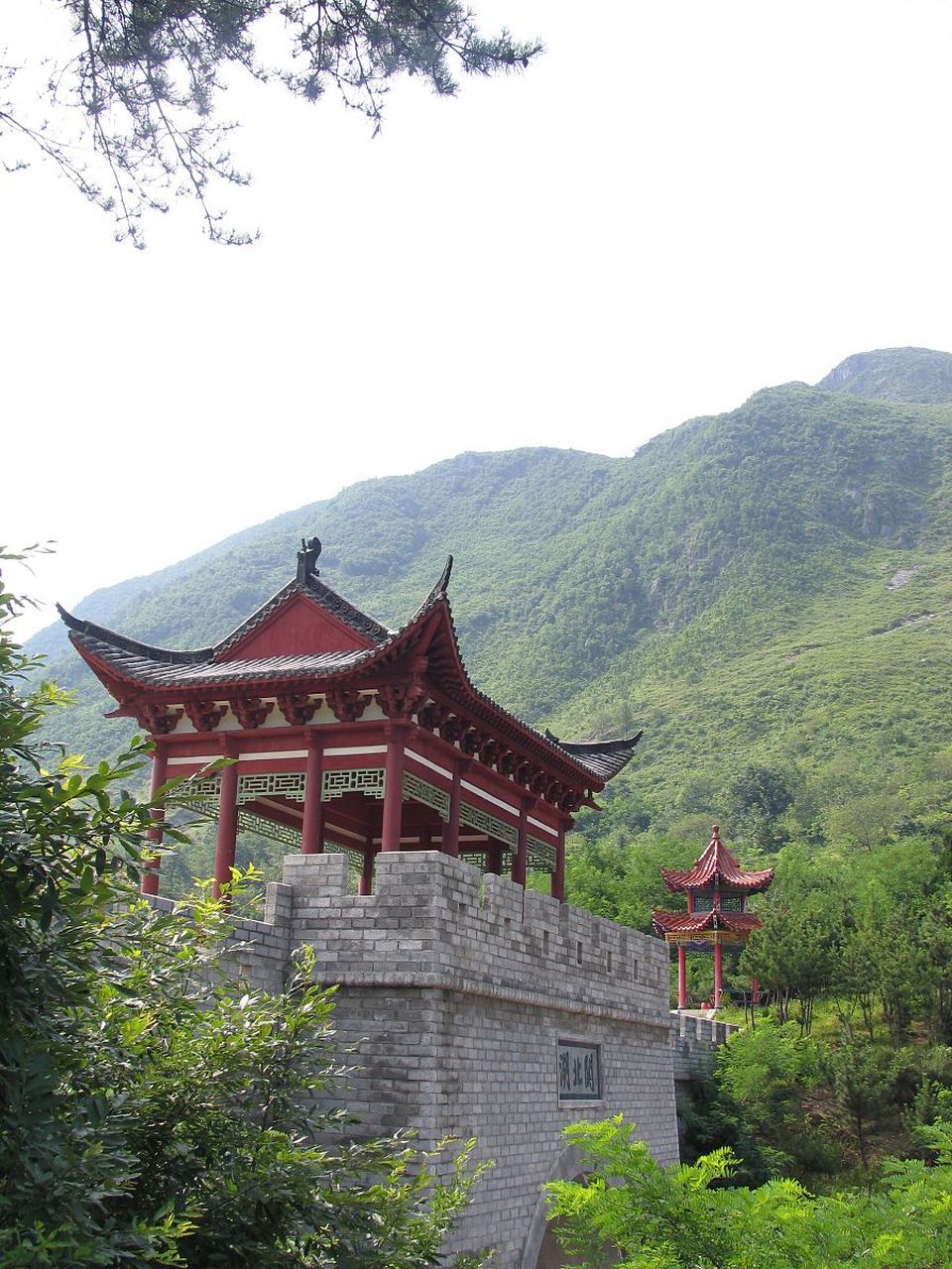 位于湖北省大冶市刘仁八镇的黄石龙风山旅游景区,是一处集山水风光