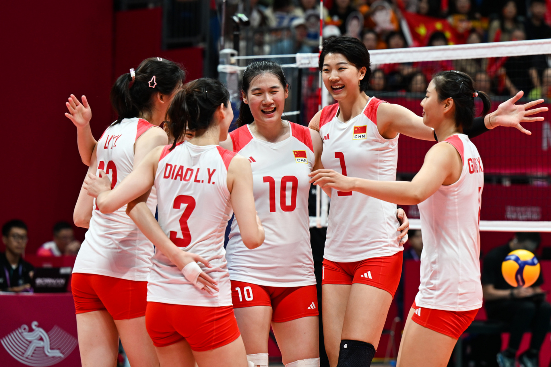 中国女排在巴黎奥运会面临挑战,教练蔡斌受到争议