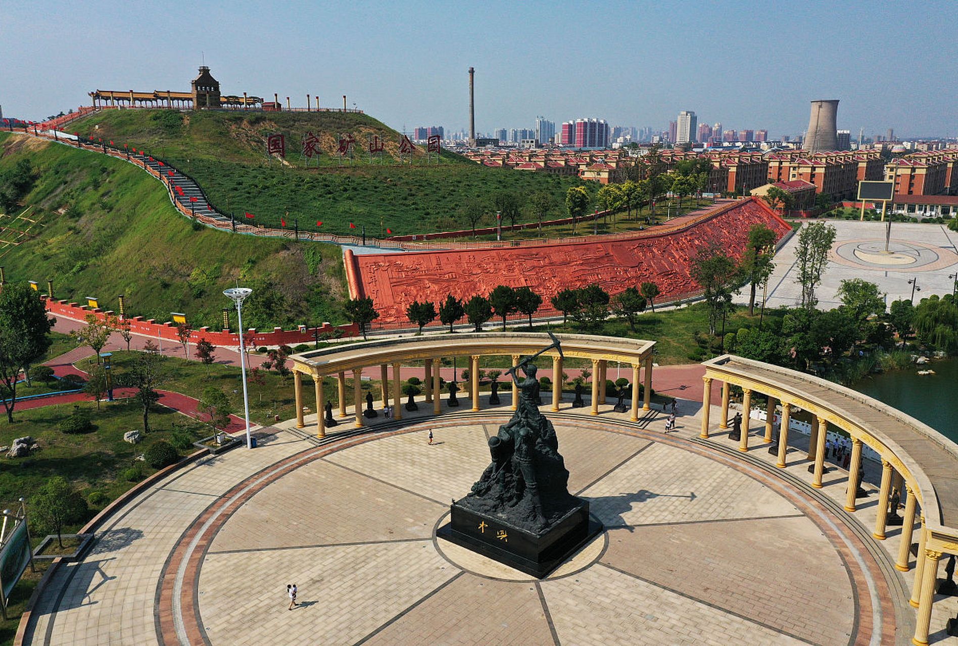 银川的览山公园,有个仿古罗马廊柱拱门结构的体育场,体育场边上的湖面