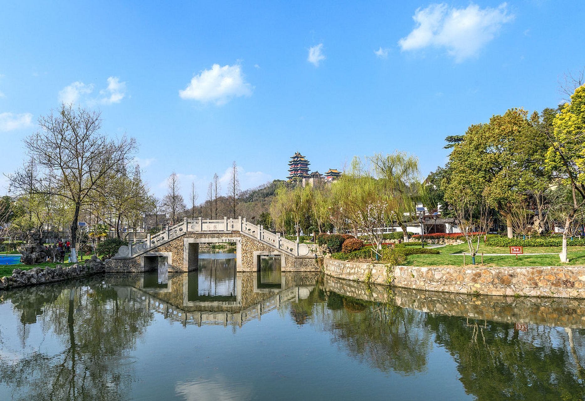 镇江三山景区,一片神奇的美景,金山,焦山,北固山互为对景,水光山色