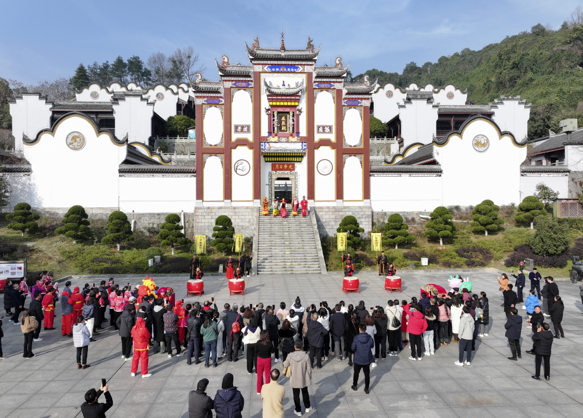 有一座庄重而古朴的古建筑——长洲曾氏宗祠