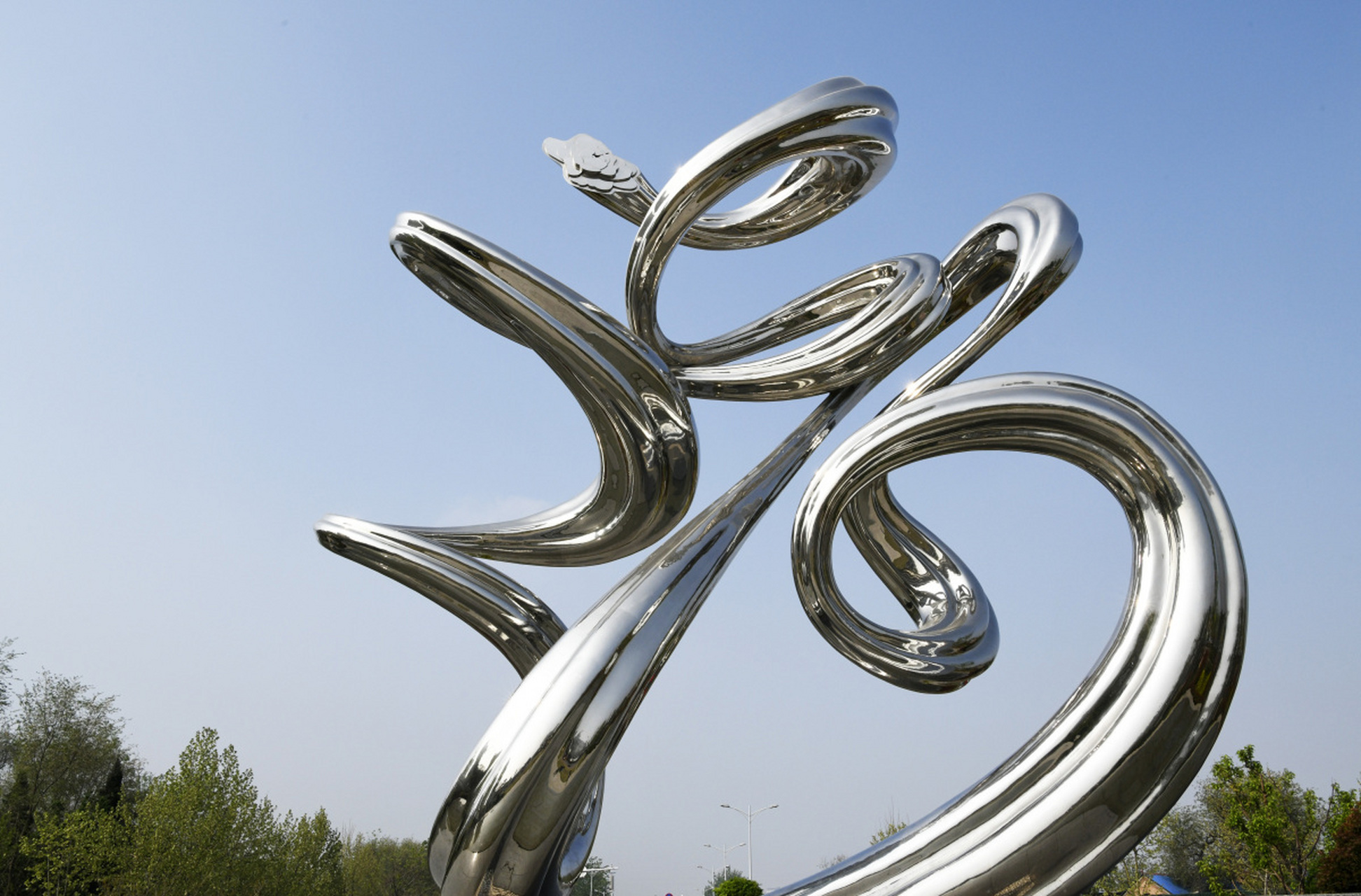 雕塑,是一种独特的艺术形式,它将不锈钢材料的坚硬与几何图形的简洁