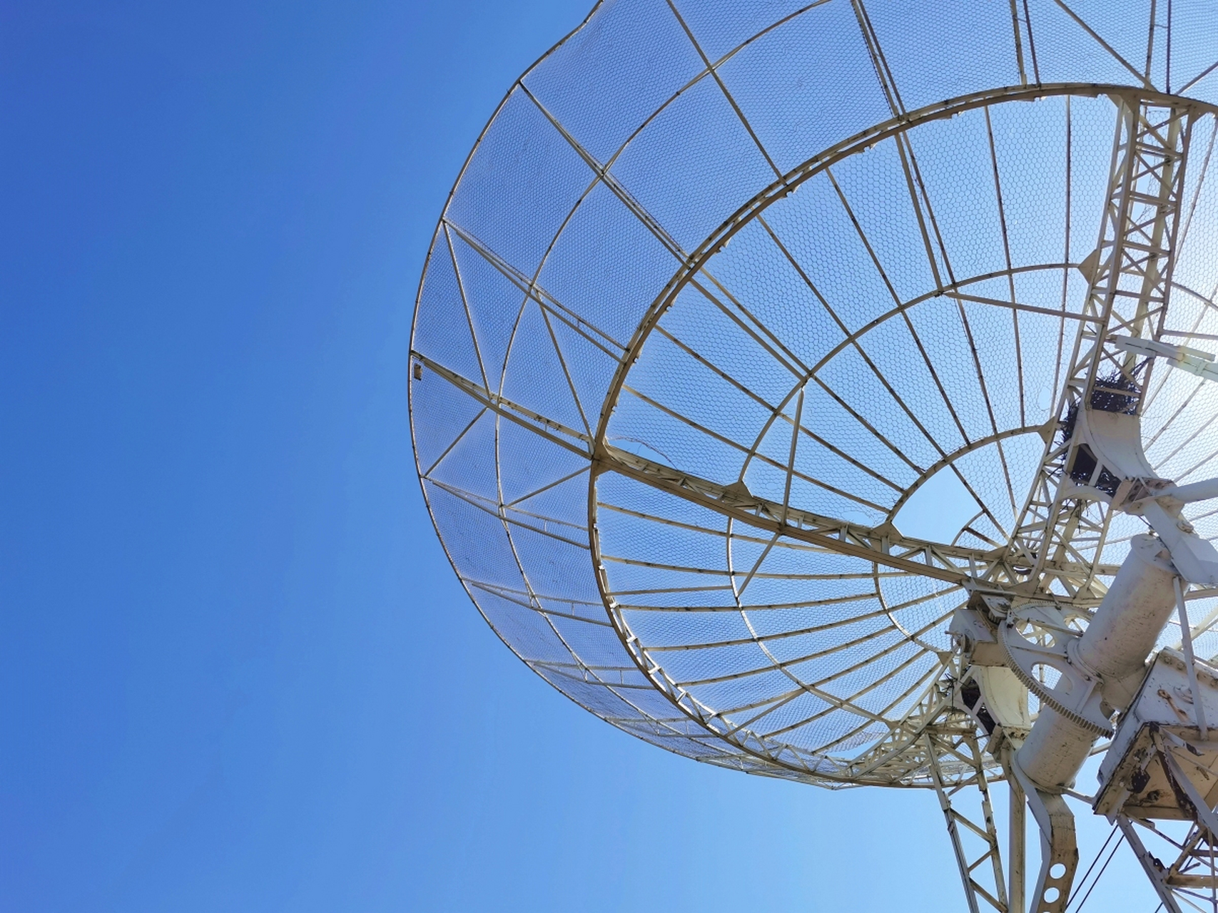 墨子巡天望远镜属于光学镜,位于贵州省的天眼望远镜属于射电望远镜.